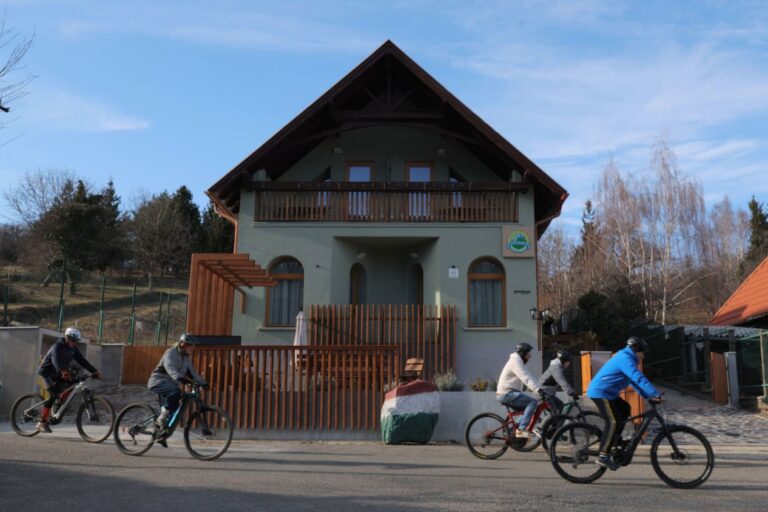 Biciklisták e-bike-on a Bagyol-kő Panzió előtt