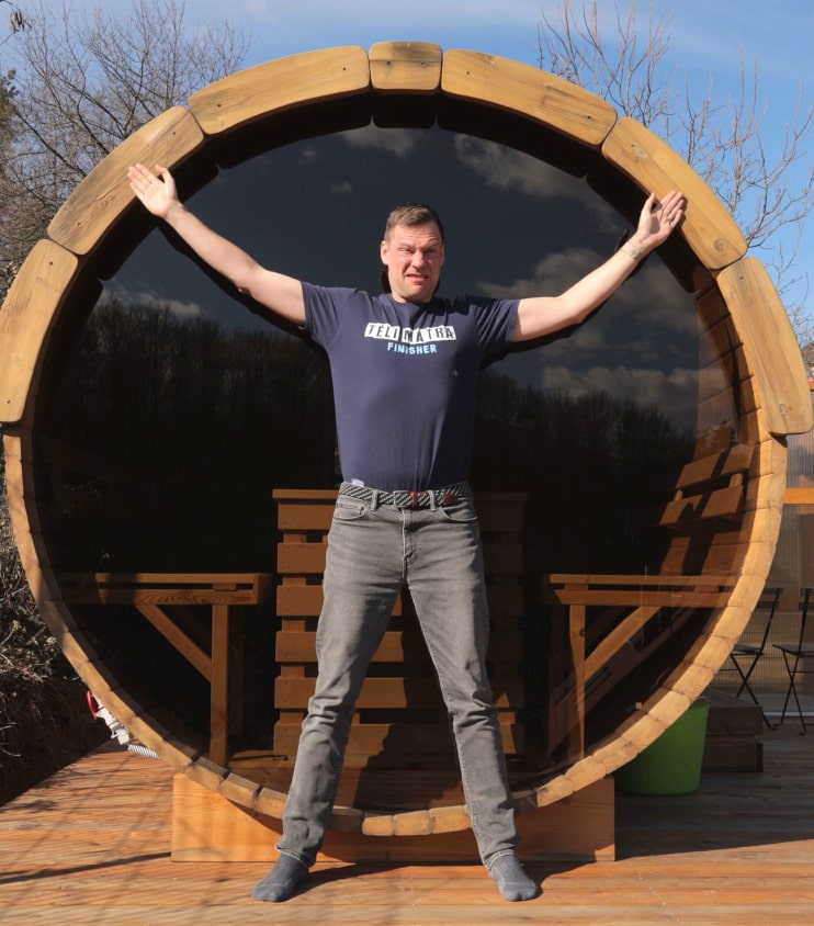 Gergely a hordó szauna panorámalaka előtt