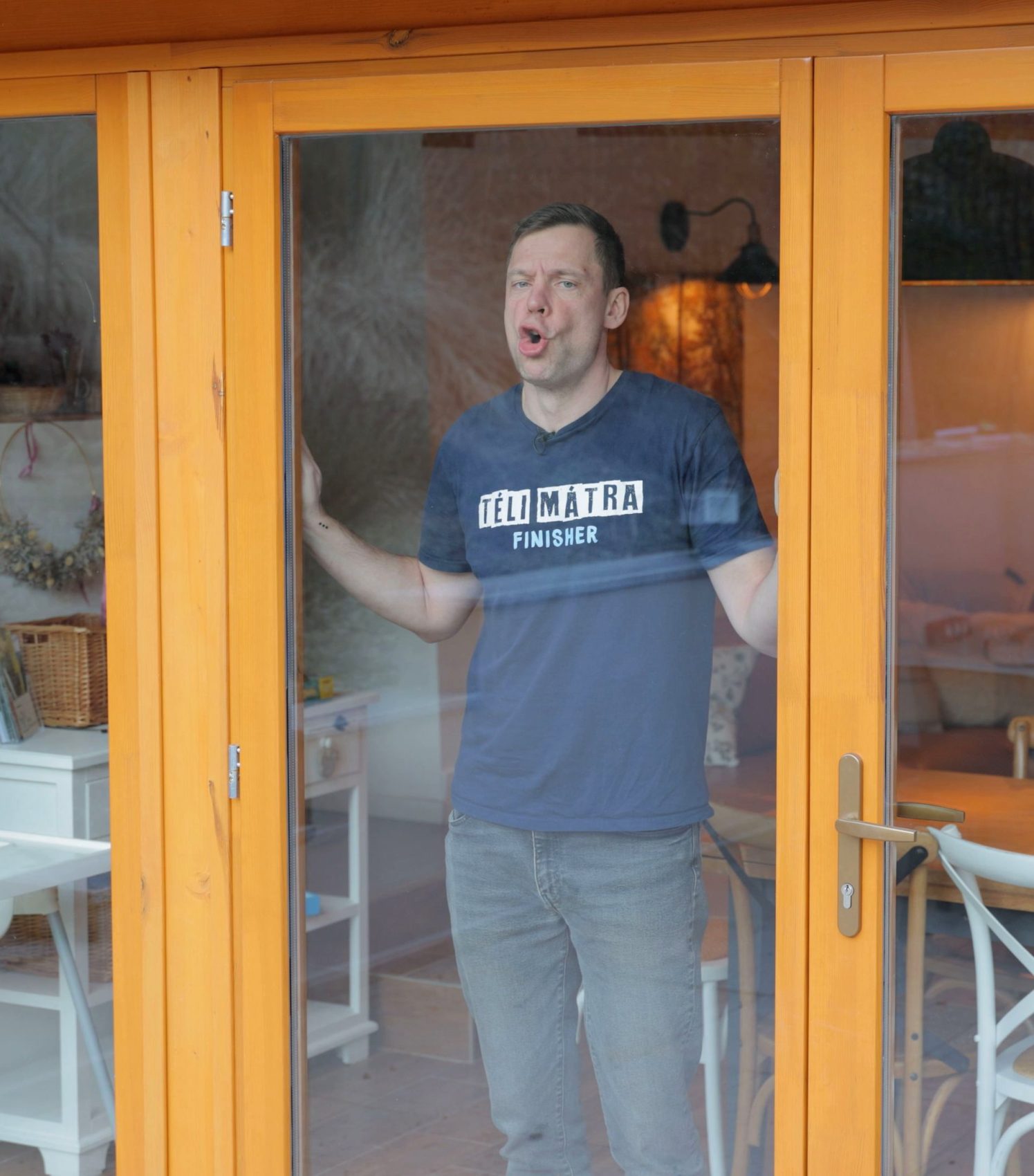 Gergely a terasz üvegezett ajtajában